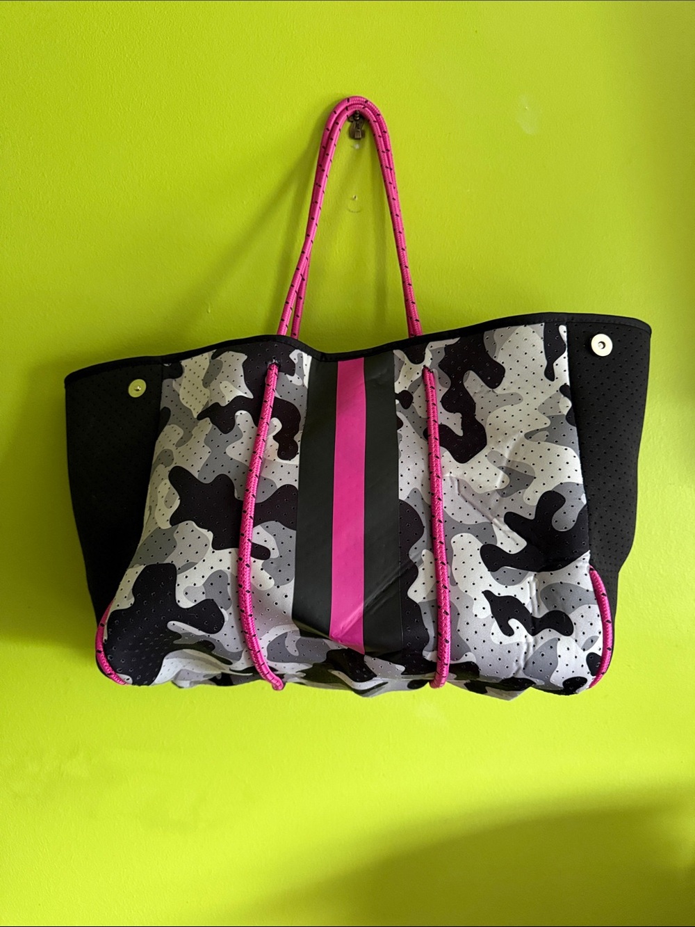 NWT Unknown Brand Camo Neoprene Tote Bag 15"x11"